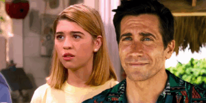 Mulher loira e Jake Gyllenhaal em cena de filme, comédia ou drama.
