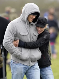 Imagem preta de espaço reservado para Mike Tindall e Zara Tindall.