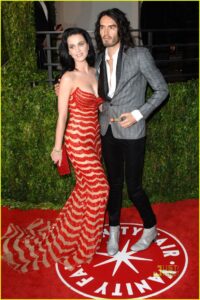 Katy Perry e Russell Brand no tapete vermelho do Vanity Fair Oscar Party, simbolizando um casamento caótico de celebridades.