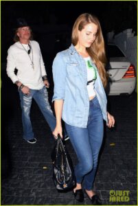 Lana Del Rey e Axl Rose saindo do Chateau Marmont, flagra de um casal inusitado.